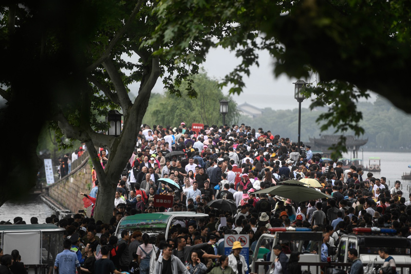 国庆景区人山人海，西湖断桥上的人潮涌动