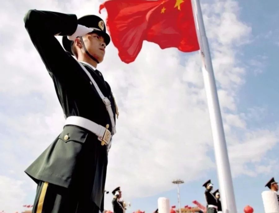 俄罗斯姑娘眼中的中国情怀，十七年后的升旗泪