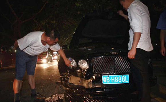 宾利车主无私救助，血污路上显真情