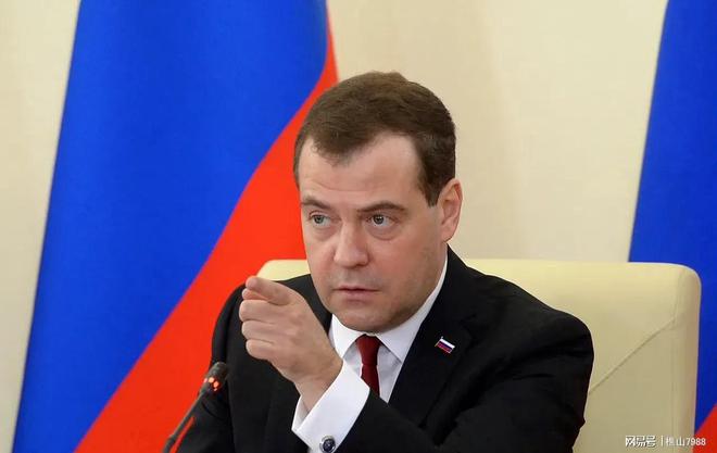 90后小伙酷似刀郎，引得众人纷纷求合影