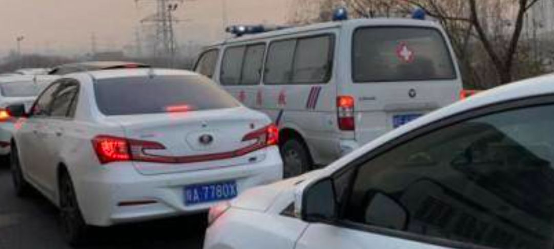 私家车占用应急车道，挡住了救护车，一次对公共安全意识的反思