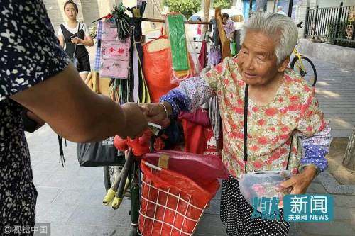 大妈路边摆摊被罚16万？揭秘背后的真相