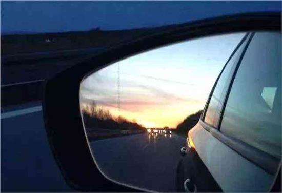 新人下楼发现婚车司机集体不在的神秘事件