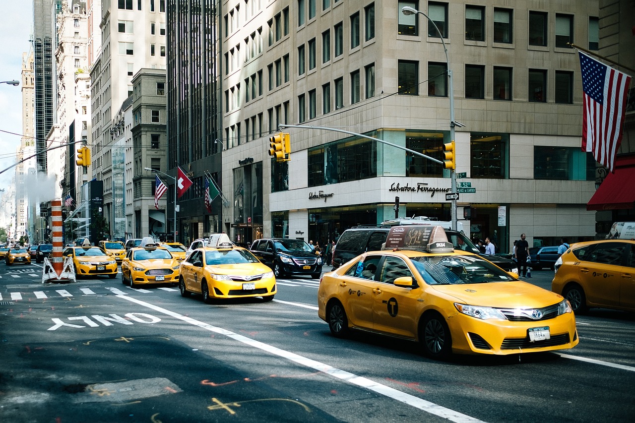 女子打车只送包裹的哥报警，保住6万